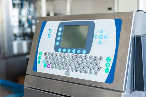 工場で機械のパラメーターを調整するための画面とコントロール パネル産業キーパッドのボタン スイッチ — ストック写真