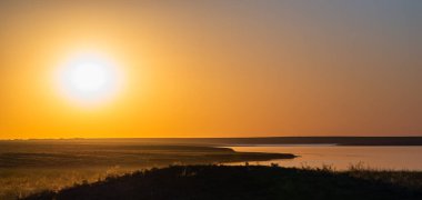 Sahada güzel bir gün batımı. Doğa arkaplanı