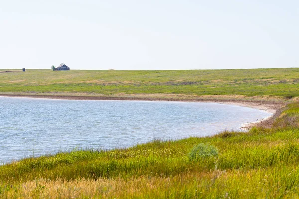 Güzel yaz yatay, şafak Nehri kıyısında.
