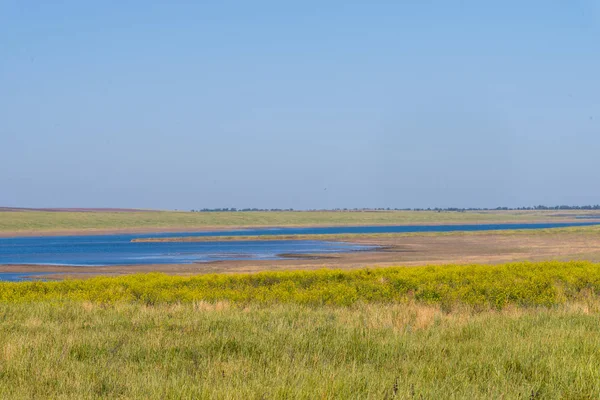 Güzel yaz yatay, şafak Nehri kıyısında.
