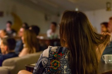 Kız stand-up gösterisinin canlı performansını izliyor..