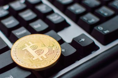 Klavyede bir altın bitcoin. Dijital kripto para birimi kavramı.
