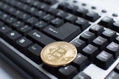 Klavyede bir altın bitcoin. Dijital kripto para birimi kavramı.