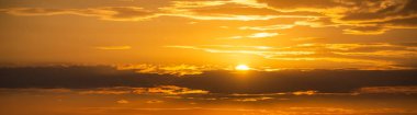 Dramatik bulutlar ve gökyüzü güneş battıktan sonra ülke, altın rengi.