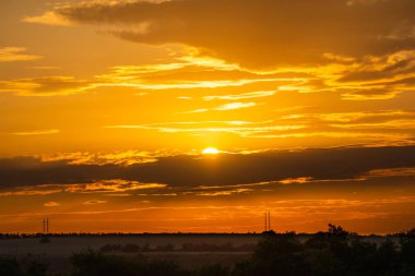 Dramatik bulutlar ve gökyüzü güneş battıktan sonra ülke, altın rengi.