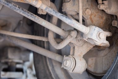 Süspansiyon otomobilin arka yüzü kapalı.