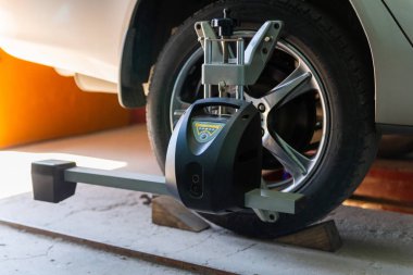 Tekerlekler hizalama kamber için gezici sensörleri ile stand arabayı kontrol servis istasyonu atölyesinde.