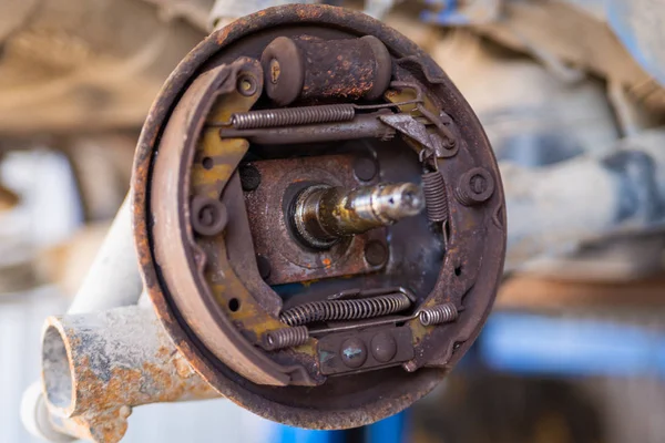 Kirli davul fren mekanizması araba tekerleği garajda kullanılan.