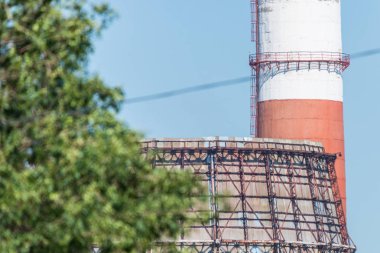 Soğutma kulesinde büyük termal güç istasyonu parçası.