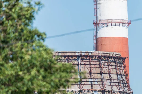 Soğutma kulesinde büyük termal güç istasyonu parçası.