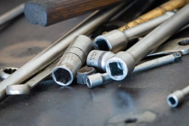 El anahtarı ve metal fındık. Araba servis istasyonu işyerinde