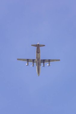 Mavi gökyüzünde uçan Quadro turboprop uçak.