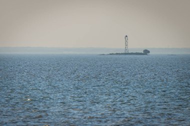 Güneşli bir günde deniz manzarası, körfezde Beacon. Sıcak havanın bozulması.