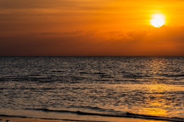 Denize, güzel doğa doğal dramatik altın günbatımı.