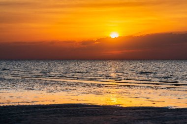Denize, güzel doğa doğal dramatik altın günbatımı.