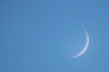 New Moon gün boyu gün mavi gökyüzü.