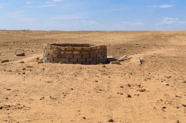 Eski kuyunun yarı çöl. Kıyamet sonra wasteland kavramı