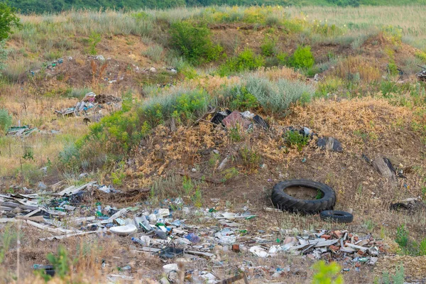 Depósito Lixo Grama Perto Floresta Conceito Desastre Ecológico Natureza Poluente — Fotografia de Stock