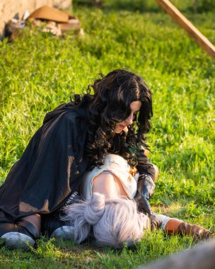 Rusya, Merzhanovo, 21 Mayıs 2018: oturum fantezi doğada cosplay iki güzel kız çekim.