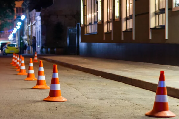 Dopravní Kužel Varování Řádku Ulici Oddělení Místo Pro Parkovací Plochy — Stock fotografie