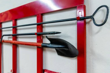 Kırmızı ateş stand ile yangın söndürme araçları.