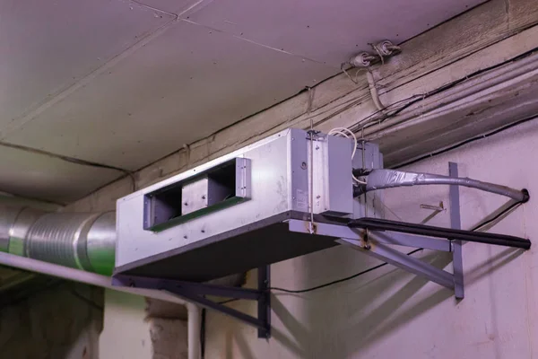 bağlı su boruları ve esnek hava kanalı ile fan coil.