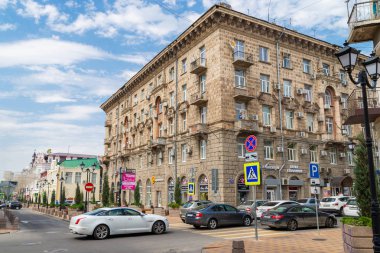 Rostov-on-Don, Rusya Federasyonu - 28 Haziran 2018: Semashko sokağın kesiştiği eski ev ve sokak Serafimovich.The sokak yaya ve araç hareket ediyor