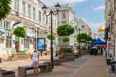 Rostov-on-Don, Rusya Federasyonu - 28 Haziran 2018: Halklar sokak Soborniy lane veya katedral lane için gezinti ve insanlar sakin ol