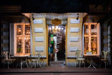 Rusya, Rostov on Don, 28 Haziran 2018: Aydınlatma ışıkları Restoran akşam. Aile dostu rahat kafe. Akşam atmosferi