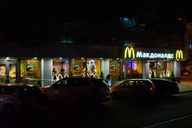 Rusya, Rostov on Don, 28 Haziran 2018: Restoran Mcdonald's Rostov on Don Pushkinskaya Caddesi üzerinde gece ışıkları