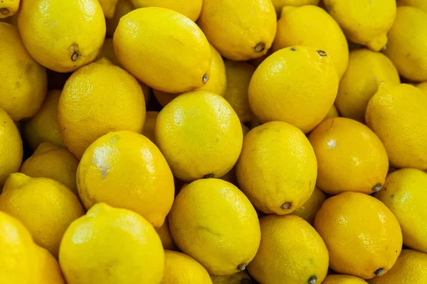 Olgun limon portre. Piyasada birçok sarı limon