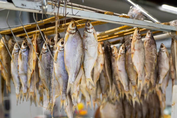 Сушеная Рыба Крюках Рынке — стоковое фото