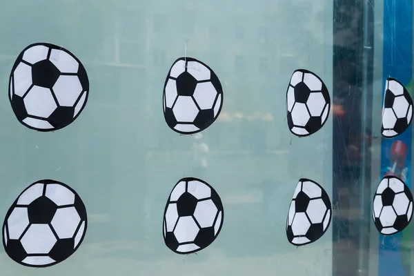 Μπάλες Ποδοσφαίρου Χαρτί Sticked Στο Γυαλί Διαφήμιση Στο Κατάστημα Γυαλιού — Φωτογραφία Αρχείου