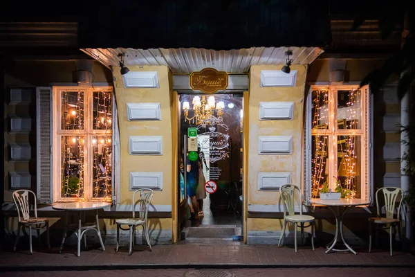 Rusya, Rostov on Don, 28 Haziran 2018: Aydınlatma ışıkları Restoran akşam. Aile dostu rahat kafe. Akşam atmosferi