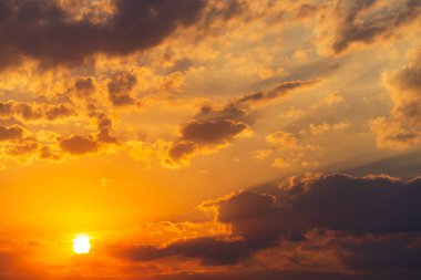 Gün batımında bulutlu renkli dramatik gökyüzü.