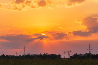 Gün batımında bulutlu renkli dramatik gökyüzü.