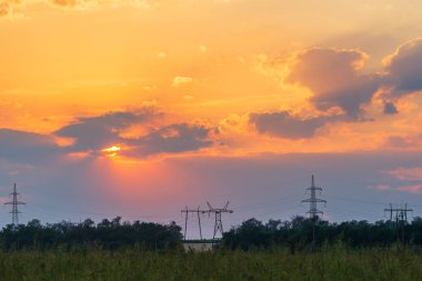 Gün batımında bulutlu renkli dramatik gökyüzü.