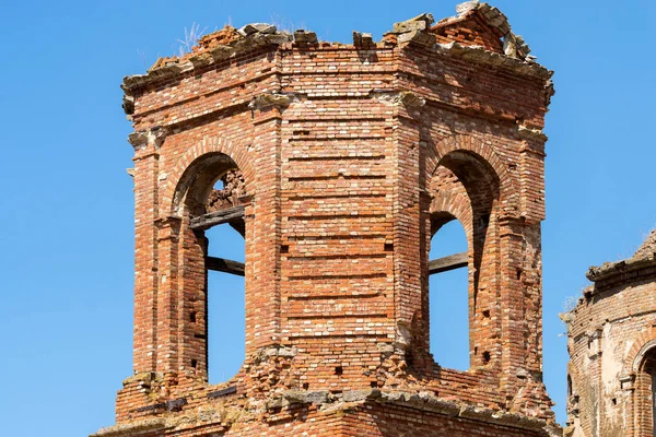 Taş eski ve terk edilmiş bir kilise parçaları.