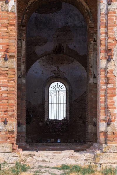 Θραύσματα Από Μια Πέτρα Παλαιών Και Εγκαταλελειμμένων Εκκλησία — Φωτογραφία Αρχείου