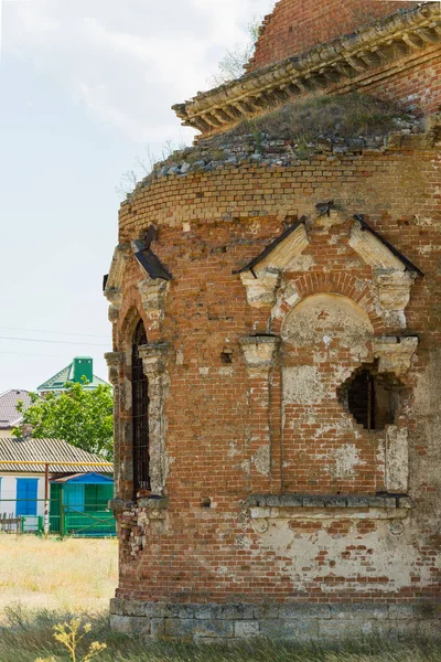 Taş eski ve terk edilmiş bir kilise parçaları.