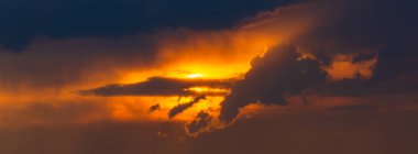 Gün batımında bulutlu renkli dramatik gökyüzü.