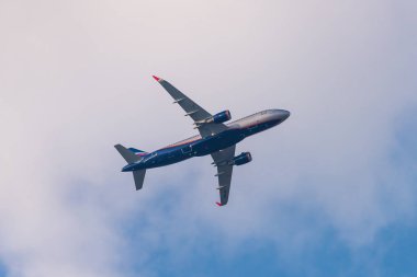 Rusya, Rostovskaya oblast, Oktyabrsky: 21 Temmuz 2018: Aeroflot uçağı Airbus A320 beyaz bulutlar ile mavi gökyüzünde.