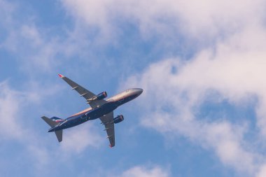 Rusya, Rostovskaya oblast, Oktyabrsky: 21 Temmuz 2018: Aeroflot uçağı Airbus A320 beyaz bulutlar ile mavi gökyüzünde.
