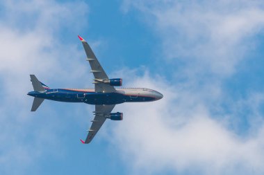 Rusya, Rostovskaya oblast, Oktyabrsky: 21 Temmuz 2018: Aeroflot uçağı Airbus A320 beyaz bulutlar ile mavi gökyüzünde.