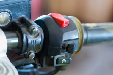 Motosiklet düğmeleri ve anahtarları kontrol eder, yakın çekim