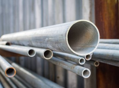 Malzeme imalat metal boru paslanmaz yığılmış bekleyin.