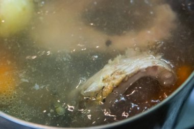 Geleneksel balık çorbası demir tavada, seçici odak kaynar.