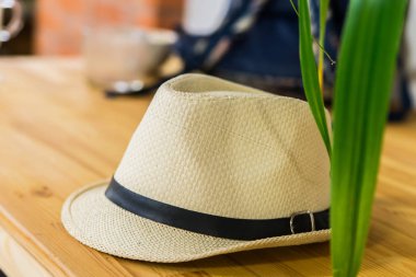 Ahşap masa Fedora şapka. Hipsters ve şık konsept.