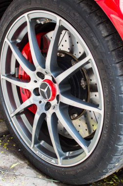 Vietnam, Hanoi, 06 Aralık 2016: Kırmızı supercar Mercedes Gts şehrin bir sokakta. Dış bir araba parçası.