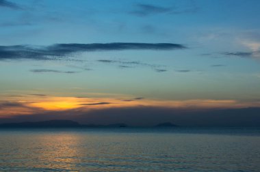 Güzel gökyüzü günbatımı üzerinde denizde tropik ülke ile